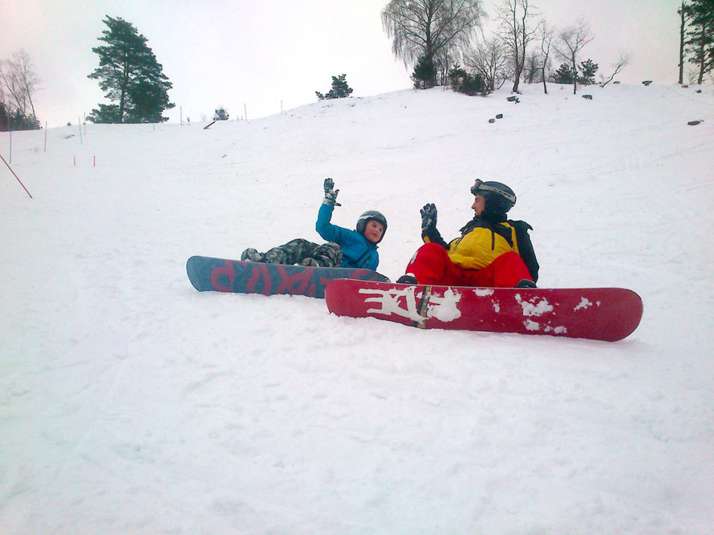 Det går bra att åka snowboard på Ornahög.