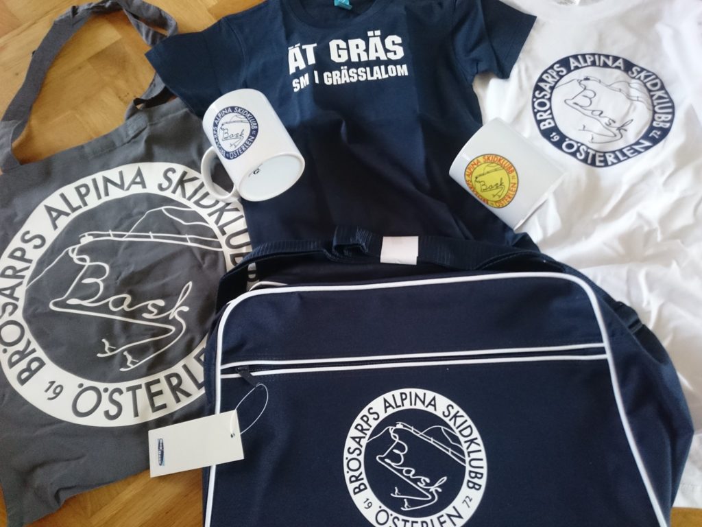 I Baskbutiken finns tröjor, kepsar, koppar och väskor med massor av olika motiv.